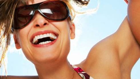 Pesquisas indicam que o uso de óculos de sol apropriados pode inclusive retardar o aparecimento de doenças como a catarata.